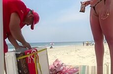 CASADA PROVOCANDO TRABALHADOR NA PRAIA - BRAZILXPORN.COM