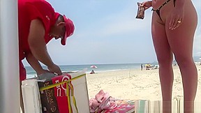 CASADA PROVOCANDO TRABALHADOR NA PRAIA - BRAZILXPORN.COM